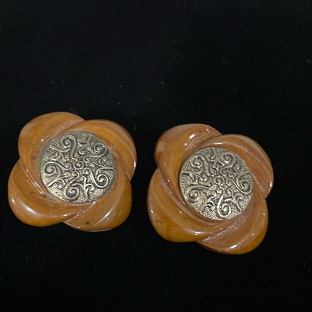Vintage 80s resin flower design clip earrings
